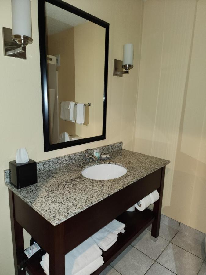 Quality Inn & Suites Bellville - Mansfield Экстерьер фото